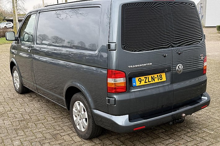Volkswagen  Transporter tdi 96 kw aut ,STERKE 5 CILINDER, CAMPER, AUTOMAAT, KOELKAST, CRUISE CONTROLE, NAVI, HEFDAK, TREKHAAK, 2 SLAAPPLAATSEN, GASFORNUIS/SPOELBAKJE, WATERTANK, USB OPLAADPUNTEN, DRAAISTOELEN VOOR, ETC, ETC, RIJDT EN SCHAKELT PREFECT, GOED ONDERHOUDE