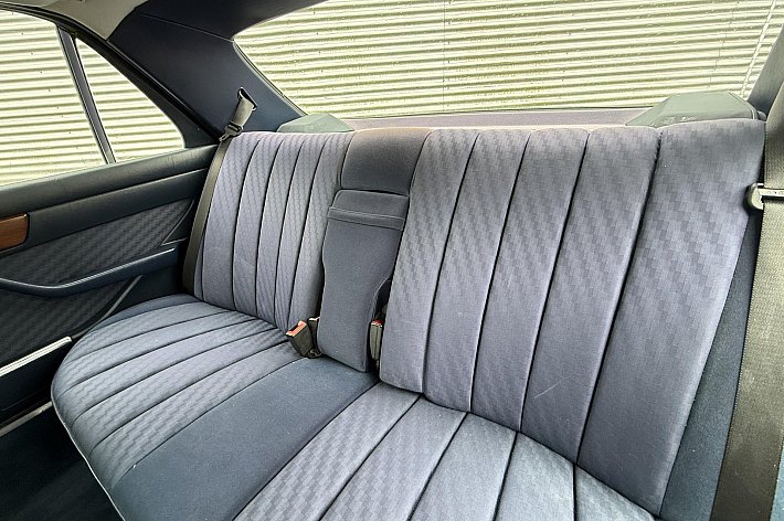 Mercedes-Benz 200-500 (W126) 300SE DEZE MOOIE 300SE IS VOORZIEN VAN O.A. AUTOMAAT, AIRCO, WEGENBELASTINGVRIJ, INTERIEUR EN EXTERIEUR ZEER NETJES.