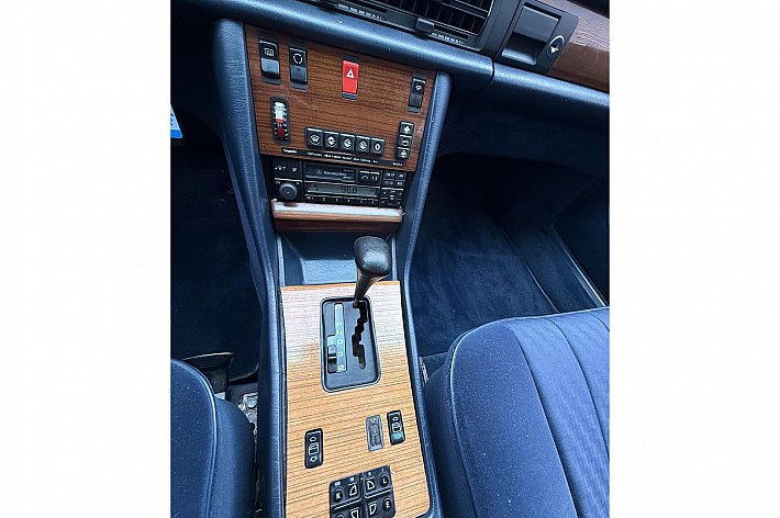 Mercedes-Benz 200-500 (W126) 300SE DEZE MOOIE 300SE IS VOORZIEN VAN O.A. AUTOMAAT, AIRCO, WEGENBELASTINGVRIJ, INTERIEUR EN EXTERIEUR ZEER NETJES.