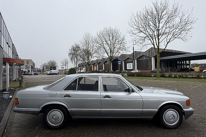 Mercedes-Benz 200-500 (W126) 300SE DEZE MOOIE 300SE IS VOORZIEN VAN O.A. AUTOMAAT, AIRCO, WEGENBELASTINGVRIJ, INTERIEUR EN EXTERIEUR ZEER NETJES.