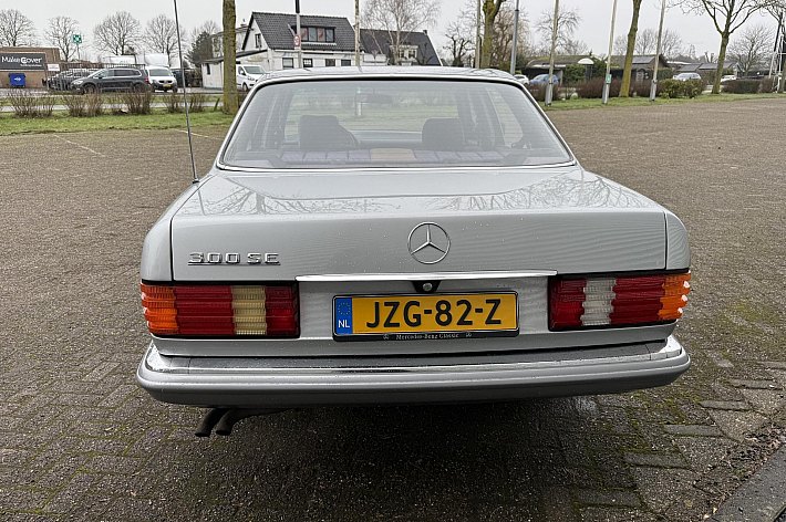 Mercedes-Benz 200-500 (W126) 300SE DEZE MOOIE 300SE IS VOORZIEN VAN O.A. AUTOMAAT, AIRCO, WEGENBELASTINGVRIJ, INTERIEUR EN EXTERIEUR ZEER NETJES.