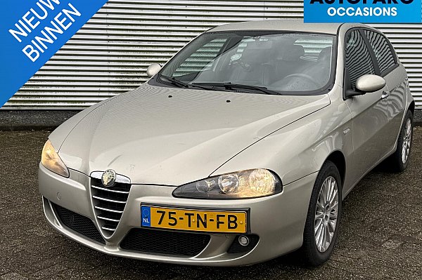 Alfa Romeo 147 1.6 T.Spark Veloce Collezione , LEDER, 125.977 KM N.A.P., AIRCO, CRUISE CONTROLE, TREKHAAK, RECENT NWE DISTRIBUTIE GEHAD, NWE AIRCO POMP, ALLE FACTUREN TOT AAN HEDEN AANWEZIG, BOEKJES, UNIEKE KM STAND, RIJDT SUPER, VOOR DE LIEFHEBBER!!!!