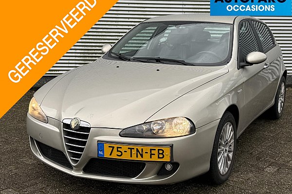 Alfa Romeo 147 1.6 T.Spark Veloce Collezione , LEDER, 125.977 KM N.A.P., AIRCO, CRUISE CONTROLE, TREKHAAK, RECENT NWE DISTRIBUTIE GEHAD, NWE AIRCO POMP, ALLE FACTUREN TOT AAN HEDEN AANWEZIG, BOEKJES, UNIEKE KM STAND, RIJDT SUPER, VOOR DE LIEFHEBBER!!!!