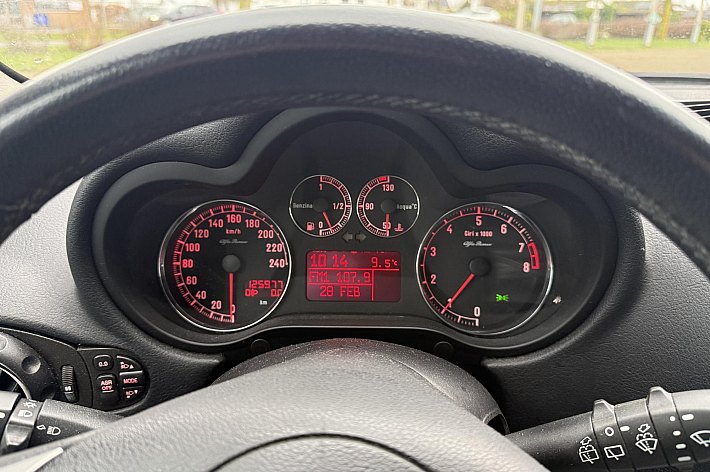 Alfa Romeo 147 1.6 T.Spark Veloce Collezione , LEDER, 125.977 KM N.A.P., AIRCO, CRUISE CONTROLE, TREKHAAK, RECENT NWE DISTRIBUTIE GEHAD, NWE AIRCO POMP, ALLE FACTUREN TOT AAN HEDEN AANWEZIG, BOEKJES, UNIEKE KM STAND, RIJDT SUPER, VOOR DE LIEFHEBBER!!!!