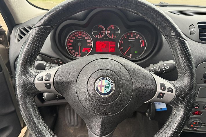 Alfa Romeo 147 1.6 T.Spark Veloce Collezione , LEDER, 125.977 KM N.A.P., AIRCO, CRUISE CONTROLE, TREKHAAK, RECENT NWE DISTRIBUTIE GEHAD, NWE AIRCO POMP, ALLE FACTUREN TOT AAN HEDEN AANWEZIG, BOEKJES, UNIEKE KM STAND, RIJDT SUPER, VOOR DE LIEFHEBBER!!!!