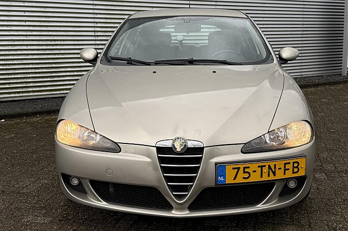 Alfa Romeo 147 1.6 T.Spark Veloce Collezione , LEDER, 125.977 KM N.A.P., AIRCO, CRUISE CONTROLE, TREKHAAK, RECENT NWE DISTRIBUTIE GEHAD, NWE AIRCO POMP, ALLE FACTUREN TOT AAN HEDEN AANWEZIG, BOEKJES, UNIEKE KM STAND, RIJDT SUPER, VOOR DE LIEFHEBBER!!!!