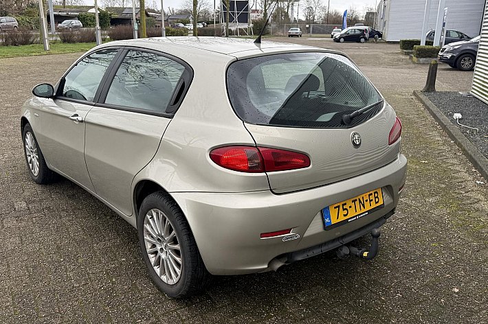 Alfa Romeo 147 1.6 T.Spark Veloce Collezione , LEDER, 125.977 KM N.A.P., AIRCO, CRUISE CONTROLE, TREKHAAK, RECENT NWE DISTRIBUTIE GEHAD, NWE AIRCO POMP, ALLE FACTUREN TOT AAN HEDEN AANWEZIG, BOEKJES, UNIEKE KM STAND, RIJDT SUPER, VOOR DE LIEFHEBBER!!!!