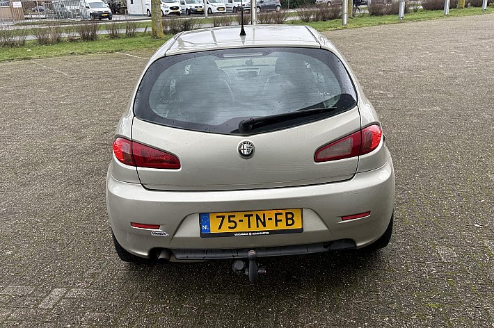 Alfa Romeo 147 1.6 T.Spark Veloce Collezione , LEDER, 125.977 KM N.A.P., AIRCO, CRUISE CONTROLE, TREKHAAK, RECENT NWE DISTRIBUTIE GEHAD, NWE AIRCO POMP, ALLE FACTUREN TOT AAN HEDEN AANWEZIG, BOEKJES, UNIEKE KM STAND, RIJDT SUPER, VOOR DE LIEFHEBBER!!!!