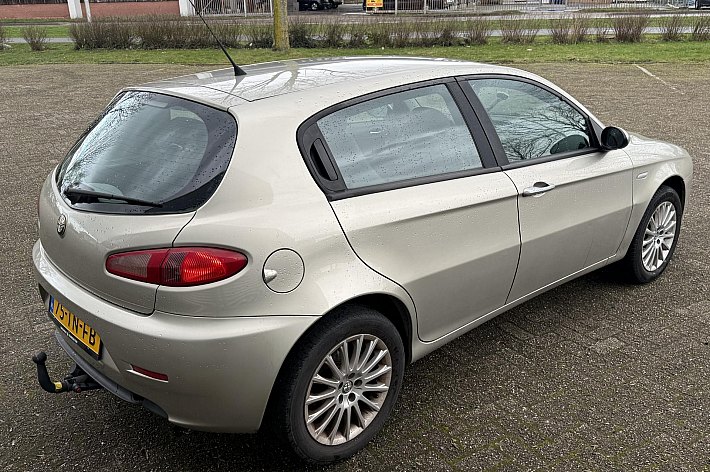 Alfa Romeo 147 1.6 T.Spark Veloce Collezione , LEDER, 125.977 KM N.A.P., AIRCO, CRUISE CONTROLE, TREKHAAK, RECENT NWE DISTRIBUTIE GEHAD, NWE AIRCO POMP, ALLE FACTUREN TOT AAN HEDEN AANWEZIG, BOEKJES, UNIEKE KM STAND, RIJDT SUPER, VOOR DE LIEFHEBBER!!!!