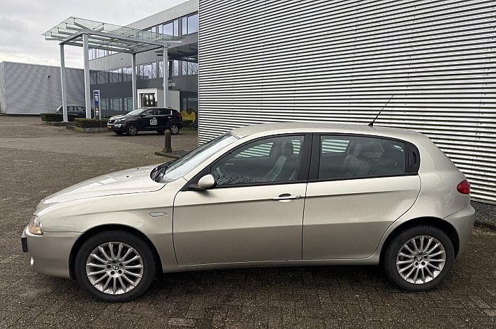 Alfa Romeo 147 1.6 T.Spark Veloce Collezione , LEDER, 125.977 KM N.A.P., AIRCO, CRUISE CONTROLE, TREKHAAK, RECENT NWE DISTRIBUTIE GEHAD, NWE AIRCO POMP, ALLE FACTUREN TOT AAN HEDEN AANWEZIG, BOEKJES, UNIEKE KM STAND, RIJDT SUPER, VOOR DE LIEFHEBBER!!!!