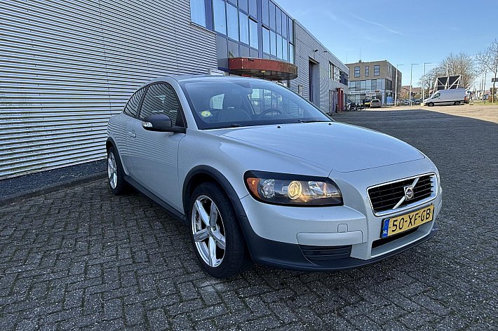 Volvo C30 1.8 Kinetic , VOLLEDIG ONDERHOUDEN, AIRCO, TREKHAAK, NETTE EN GOED RIJDENDE SPORTIVE C30, BOEKJES AANWEZIG, INRUIL MOGELIJK TEGEN HANDELSPRIJS, NIEUWE APK