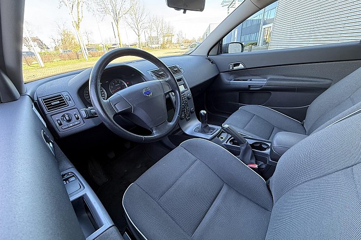 Volvo C30 1.8 Kinetic , VOLLEDIG ONDERHOUDEN, AIRCO, TREKHAAK, NETTE EN GOED RIJDENDE SPORTIVE C30, BOEKJES AANWEZIG, INRUIL MOGELIJK TEGEN HANDELSPRIJS, NIEUWE APK