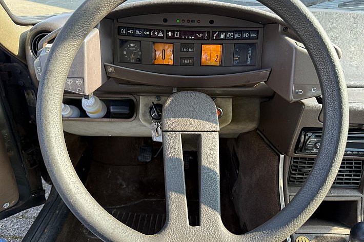 Citroën CX 2.0 , WEGENBELASTINGVRIJ, STUURBEKRACHTIGING, GOEDE HYDROLIEK, NIEUWE KOPPELING, NIEUWE DISTRIBUTIE, NIEUWE KERINGEN, NIEUWE MIDDENDEMPER, NIEUWE KRUKAS KERINGEN, NIEUWE MULTIRIEM, FACTUUR AANWEZIG, ORIGINELE KM 176.968 km TELLER 1 x ROND GEWEEST, NAP AAN