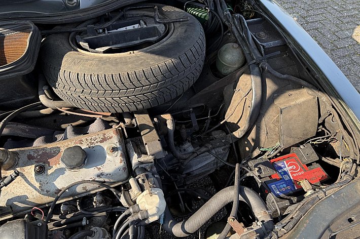 Citroën CX 2.0 , WEGENBELASTINGVRIJ, STUURBEKRACHTIGING, GOEDE HYDROLIEK, NIEUWE KOPPELING, NIEUWE DISTRIBUTIE, NIEUWE KERINGEN, NIEUWE MIDDENDEMPER, NIEUWE KRUKAS KERINGEN, NIEUWE MULTIRIEM, FACTUUR AANWEZIG, ORIGINELE KM 176.968 km TELLER 1 x ROND GEWEEST, NAP AAN