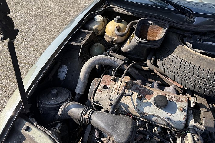 Citroën CX 2.0 , WEGENBELASTINGVRIJ, STUURBEKRACHTIGING, GOEDE HYDROLIEK, NIEUWE KOPPELING, NIEUWE DISTRIBUTIE, NIEUWE KERINGEN, NIEUWE MIDDENDEMPER, NIEUWE KRUKAS KERINGEN, NIEUWE MULTIRIEM, FACTUUR AANWEZIG, ORIGINELE KM 176.968 km TELLER 1 x ROND GEWEEST, NAP AAN