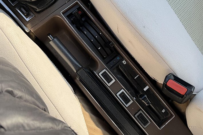 Citroën CX 2.0 , WEGENBELASTINGVRIJ, STUURBEKRACHTIGING, GOEDE HYDROLIEK, NIEUWE KOPPELING, NIEUWE DISTRIBUTIE, NIEUWE KERINGEN, NIEUWE MIDDENDEMPER, NIEUWE KRUKAS KERINGEN, NIEUWE MULTIRIEM, FACTUUR AANWEZIG, ORIGINELE KM 176.968 km TELLER 1 x ROND GEWEEST, NAP AAN