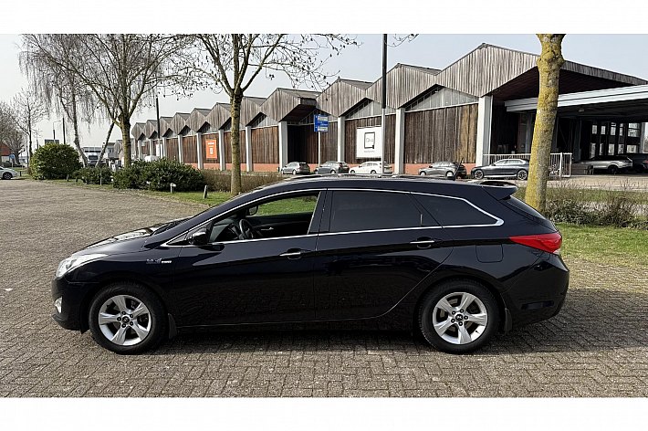 Hyundai i40 Wagon 1.6 GDI Blue Business Edition , AIRCO, NAVI, CRUISE, PDC VOOR EN ACHTER, TREKHAAK, ACHTERUITRIJCAMERA, LICHT METALENVELGEN, INKLAPBARE SPIEGELS, 6 BAK, SCHERPE VASTE PRIJS !!!