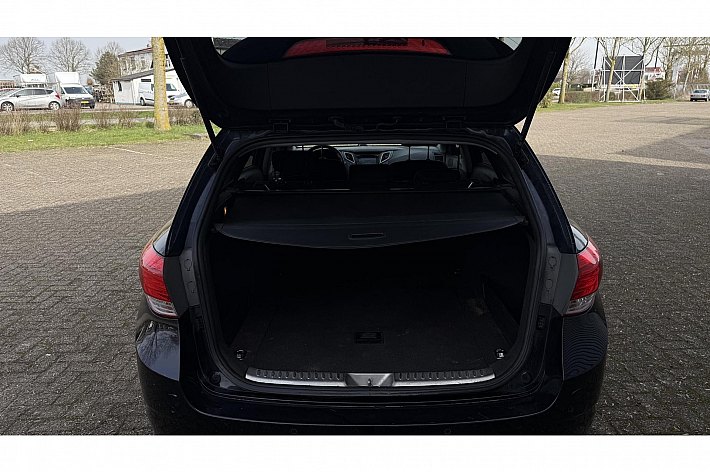 Hyundai i40 Wagon 1.6 GDI Blue Business Edition , AIRCO, NAVI, CRUISE, PDC VOOR EN ACHTER, TREKHAAK, ACHTERUITRIJCAMERA, LICHT METALENVELGEN, INKLAPBARE SPIEGELS, 6 BAK, SCHERPE VASTE PRIJS !!!