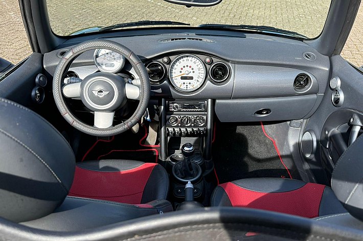 MINI Cabrio 1.6 Cooper , CABRIO ELEKTRISCH DAK, GOED WERKEND, AIRCO, HALF LEDER, STOELVERWARMING, ELECTRISCHE SPIEGELS, GOED ONDERHOUDEN, BOEKJES AANWEZIG.