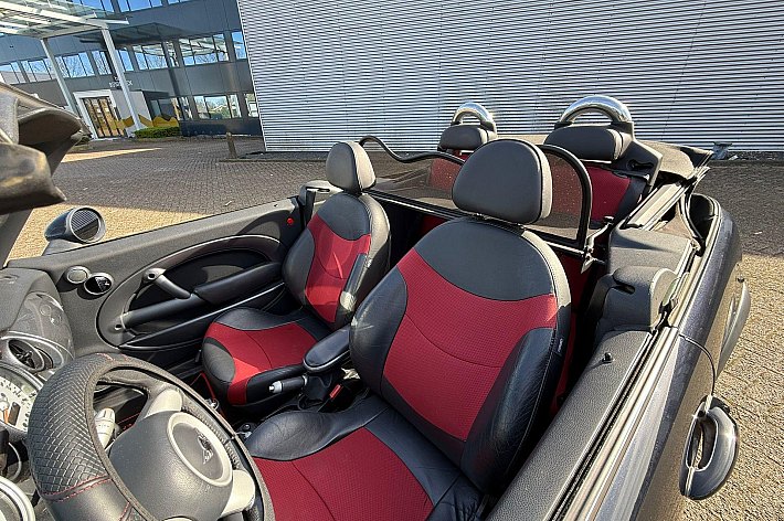 MINI Cabrio 1.6 Cooper , CABRIO ELEKTRISCH DAK, GOED WERKEND, AIRCO, HALF LEDER, STOELVERWARMING, ELECTRISCHE SPIEGELS, GOED ONDERHOUDEN, BOEKJES AANWEZIG.