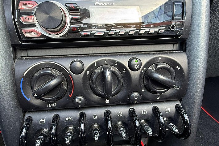 MINI Cabrio 1.6 Cooper , CABRIO ELEKTRISCH DAK, GOED WERKEND, AIRCO, HALF LEDER, STOELVERWARMING, ELECTRISCHE SPIEGELS, GOED ONDERHOUDEN, BOEKJES AANWEZIG.