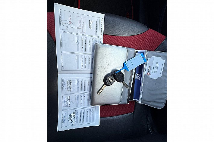 MINI Cabrio 1.6 Cooper , CABRIO ELEKTRISCH DAK, GOED WERKEND, AIRCO, HALF LEDER, STOELVERWARMING, ELECTRISCHE SPIEGELS, GOED ONDERHOUDEN, BOEKJES AANWEZIG.