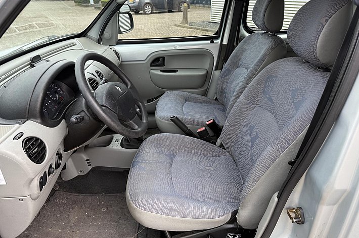 Renault Kangoo Express 1.5 dCi 80 Grand Confort , 124.930 KM NAP, NET NIEUWE DISTRIBUTIE EN ONDERHOUD GEHAD, EX INVALIDE IDEAAL VOOR VERVOER SCOOTER OF MOTOREN, GORDELS ACHTER NIET MEER AANWEZIG DUS NIET GESCHIKT MEER VOOR ROLSTOELVERVOER