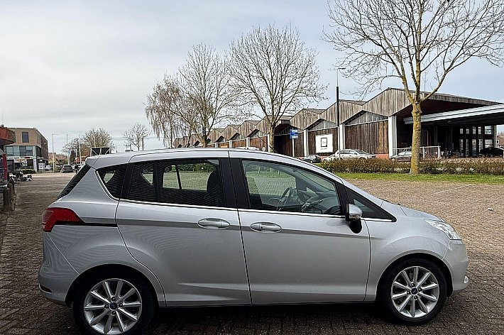 Ford B-MAX 1.0 EcoBoost Titanium , CLIMA, CRUISE CONTROLE,TREKHAAK,  ACHTERUITRIJ CAMERA, NAVI, PDC VOOR EN ACHTER, 100% ONDERHOUDEN, BOEKJES AANWEZIG, SUPER NETTE EN PERFECT RIJDENDE AUTO