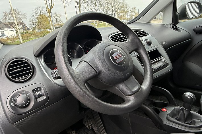 SEAT Altea XL 1.6 Clubstyle , AIRCO, CRUISE CONTROLE, TREKHAAK, ELECT RAMEN EN SPIEGELS, 173.381 KM NAP, BOEKJES , ZEER NETTE EN GOED RIJDENDE ALTEA XL, DISTRIBUTIE REEDS VERVANGEN