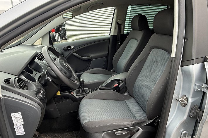 SEAT Altea XL 1.6 Clubstyle , AIRCO, CRUISE CONTROLE, TREKHAAK, ELECT RAMEN EN SPIEGELS, 173.381 KM NAP, BOEKJES , ZEER NETTE EN GOED RIJDENDE ALTEA XL, DISTRIBUTIE REEDS VERVANGEN