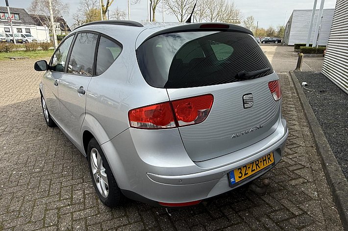 SEAT Altea XL 1.6 Clubstyle , AIRCO, CRUISE CONTROLE, TREKHAAK, ELECT RAMEN EN SPIEGELS, 173.381 KM NAP, BOEKJES , ZEER NETTE EN GOED RIJDENDE ALTEA XL, DISTRIBUTIE REEDS VERVANGEN