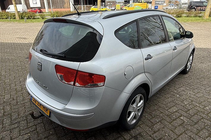 SEAT Altea XL 1.6 Clubstyle , AIRCO, CRUISE CONTROLE, TREKHAAK, ELECT RAMEN EN SPIEGELS, 173.381 KM NAP, BOEKJES , ZEER NETTE EN GOED RIJDENDE ALTEA XL, DISTRIBUTIE REEDS VERVANGEN