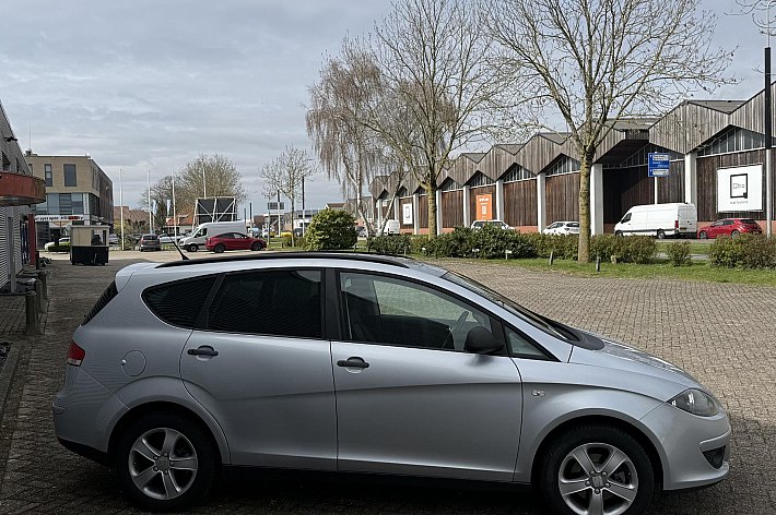SEAT Altea XL 1.6 Clubstyle , AIRCO, CRUISE CONTROLE, TREKHAAK, ELECT RAMEN EN SPIEGELS, 173.381 KM NAP, BOEKJES , ZEER NETTE EN GOED RIJDENDE ALTEA XL, DISTRIBUTIE REEDS VERVANGEN