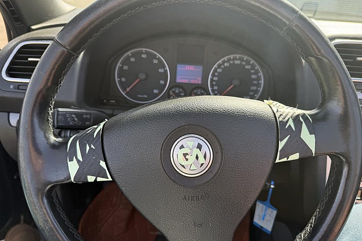 Volkswagen Eos 2.0-16v FSI , CABRIO, AIRCO, CRUISE CONTROLE, PDC, LEDER, DAK WERKT GOED, ZELF NETJES MAKEN, INTERIEUR NIET NETJES, STAAT GOED OP DE BANDEN, LOOPT, RIJDT EN SCHAKELT, LEUKE AUTO OM DE PUNTJES OP DE I TE ZETTEN, ZO INGERUILD ZO WEER WEG VOOR MOOIE MEENEEMP