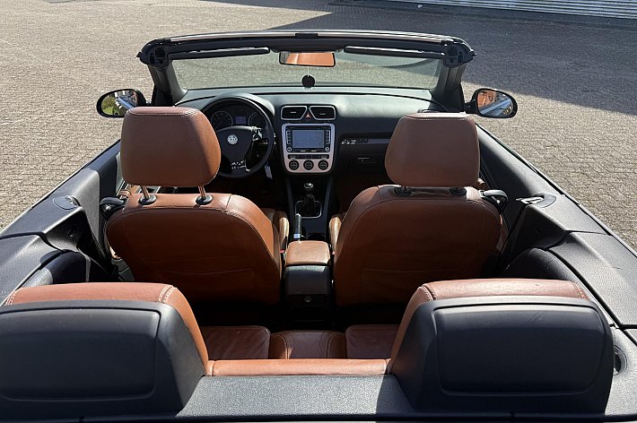 Volkswagen Eos 2.0-16v FSI , CABRIO, AIRCO, CRUISE CONTROLE, PDC, LEDER, DAK WERKT GOED, ZELF NETJES MAKEN, INTERIEUR NIET NETJES, STAAT GOED OP DE BANDEN, LOOPT, RIJDT EN SCHAKELT, LEUKE AUTO OM DE PUNTJES OP DE I TE ZETTEN, ZO INGERUILD ZO WEER WEG VOOR MOOIE MEENEEMP