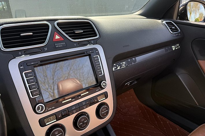 Volkswagen Eos 2.0-16v FSI , CABRIO, AIRCO, CRUISE CONTROLE, PDC, LEDER, DAK WERKT GOED, ZELF NETJES MAKEN, INTERIEUR NIET NETJES, STAAT GOED OP DE BANDEN, LOOPT, RIJDT EN SCHAKELT, LEUKE AUTO OM DE PUNTJES OP DE I TE ZETTEN, ZO INGERUILD ZO WEER WEG VOOR MOOIE MEENEEMP