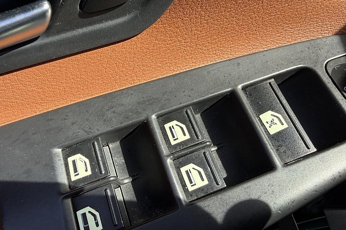 Volkswagen Eos 2.0-16v FSI , CABRIO, AIRCO, CRUISE CONTROLE, PDC, LEDER, DAK WERKT GOED, ZELF NETJES MAKEN, INTERIEUR NIET NETJES, STAAT GOED OP DE BANDEN, LOOPT, RIJDT EN SCHAKELT, LEUKE AUTO OM DE PUNTJES OP DE I TE ZETTEN, ZO INGERUILD ZO WEER WEG VOOR MOOIE MEENEEMP