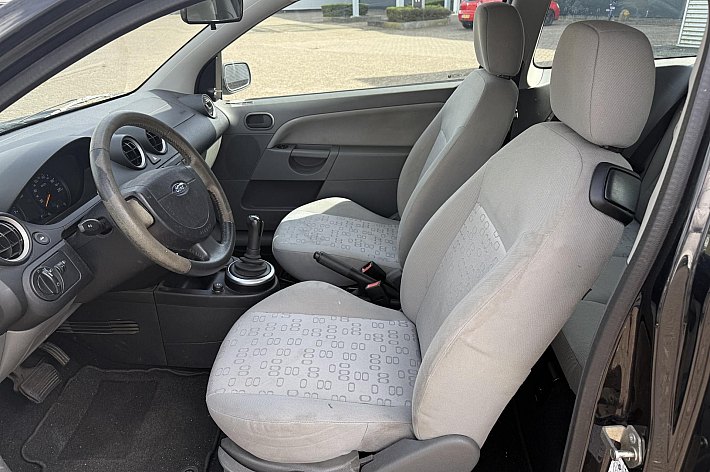 Ford Fiesta 1.4-16V Ambiente , AUTOMAAT, RIJDT GOED, INRUILER VOOR EEN KLEIN PRIJSJE, ZO MEENEMEN, NAKIJKEN EN PROEFRIJDEN GEEN PROBLEEM, GARANTIE GEEN. AUTO IS NIET SUPER NETJES