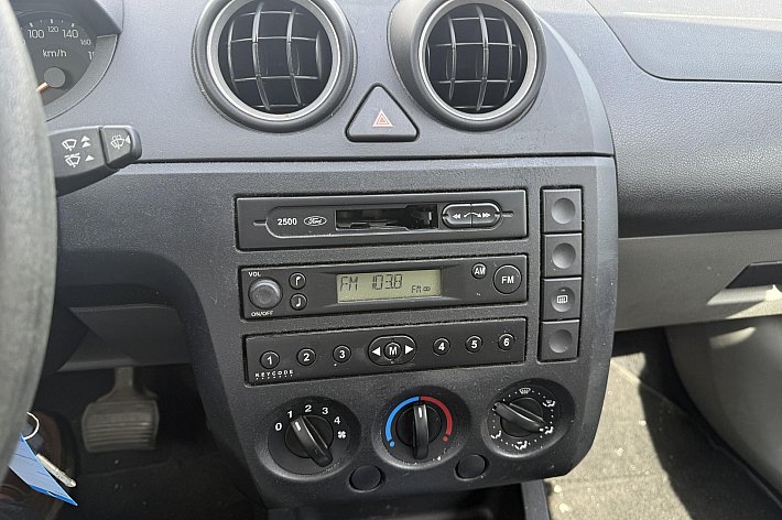 Ford Fiesta 1.4-16V Ambiente , AUTOMAAT, RIJDT GOED, INRUILER VOOR EEN KLEIN PRIJSJE, ZO MEENEMEN, NAKIJKEN EN PROEFRIJDEN GEEN PROBLEEM, GARANTIE GEEN. AUTO IS NIET SUPER NETJES