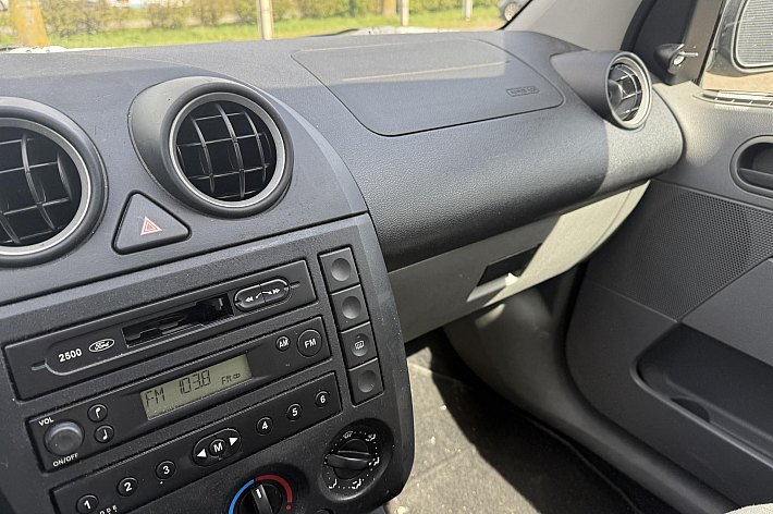 Ford Fiesta 1.4-16V Ambiente , AUTOMAAT, RIJDT GOED, INRUILER VOOR EEN KLEIN PRIJSJE, ZO MEENEMEN, NAKIJKEN EN PROEFRIJDEN GEEN PROBLEEM, GARANTIE GEEN. AUTO IS NIET SUPER NETJES