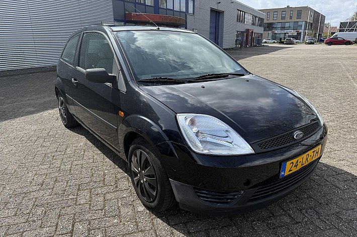 Ford Fiesta 1.4-16V Ambiente , AUTOMAAT, RIJDT GOED, INRUILER VOOR EEN KLEIN PRIJSJE, ZO MEENEMEN, NAKIJKEN EN PROEFRIJDEN GEEN PROBLEEM, GARANTIE GEEN. AUTO IS NIET SUPER NETJES