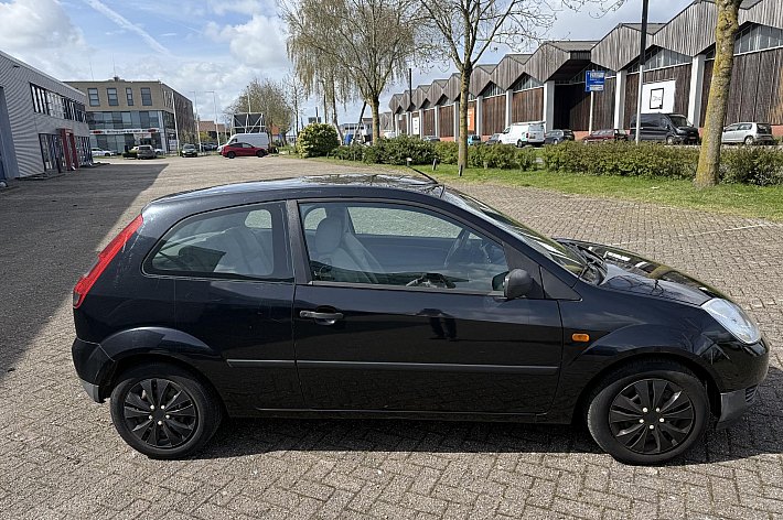 Ford Fiesta 1.4-16V Ambiente , AUTOMAAT, RIJDT GOED, INRUILER VOOR EEN KLEIN PRIJSJE, ZO MEENEMEN, NAKIJKEN EN PROEFRIJDEN GEEN PROBLEEM, GARANTIE GEEN. AUTO IS NIET SUPER NETJES