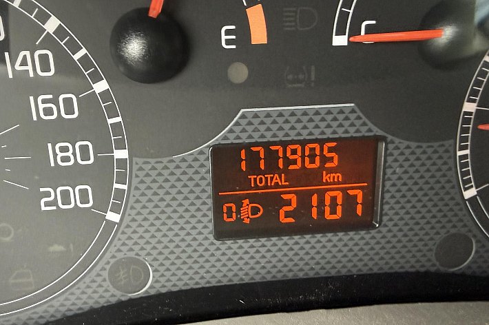 Fiat Panda 1.2 Professional 4x4 , AIRCO (WERKT), GOEDE BANDEN, NWE KOPPELING, 177.905 KM, KANS VOOR IEMAND DIE EEN BETAALBARE WIL, ZELF BEETJE OPKNAPPEN, RIJDT EN SCHAKELT, VOL JAAR APK, RECHTER ACHTERDEUR KLEINE BESCHADIGING, INTERIEUR VIES ( ZELF SCHOONMAKEN), DE 