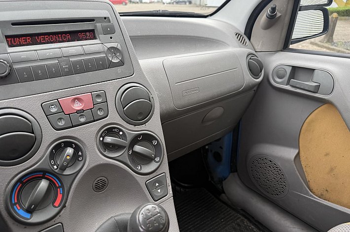 Fiat Panda 1.2 Professional 4x4 , AIRCO (WERKT), GOEDE BANDEN, NWE KOPPELING, 177.905 KM, KANS VOOR IEMAND DIE EEN BETAALBARE WIL, ZELF BEETJE OPKNAPPEN, RIJDT EN SCHAKELT, VOL JAAR APK, RECHTER ACHTERDEUR KLEINE BESCHADIGING, INTERIEUR VIES ( ZELF SCHOONMAKEN), DE 