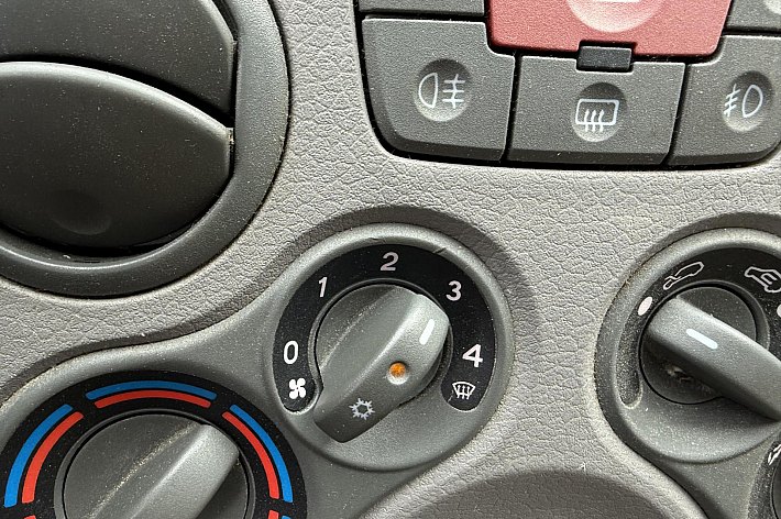 Fiat Panda 1.2 Professional 4x4 , AIRCO (WERKT), GOEDE BANDEN, NWE KOPPELING, 177.905 KM, KANS VOOR IEMAND DIE EEN BETAALBARE WIL, ZELF BEETJE OPKNAPPEN, RIJDT EN SCHAKELT, VOL JAAR APK, RECHTER ACHTERDEUR KLEINE BESCHADIGING, INTERIEUR VIES ( ZELF SCHOONMAKEN), DE 