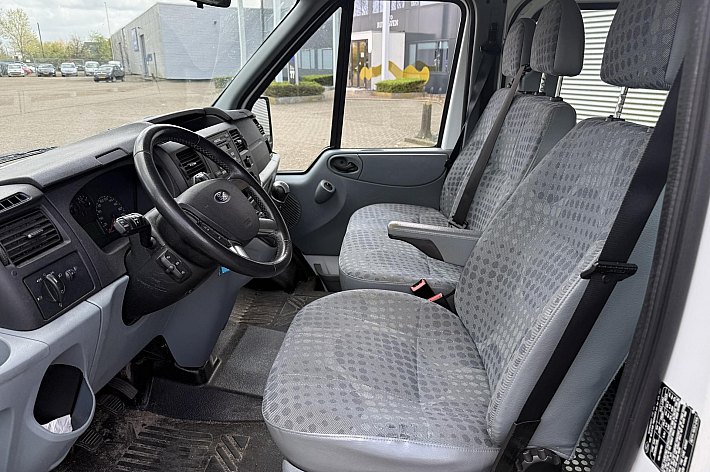 Ford Transit Kombi 300S 2.2 TDCi Ambiente 9 PERSOONS, AIRCO, CRUISE CONTROLE, 6 BAK, INVALIDE LIFT ( GEEN GORDELS VOOR EEN ROLSTOEL VAST TE ZETTEN ERBIJ, DUS NIET GESCHIKT MEER IN NL) EXPORT!!!!