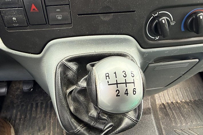 Ford Transit Kombi 300S 2.2 TDCi Ambiente 9 PERSOONS, AIRCO, CRUISE CONTROLE, 6 BAK, INVALIDE LIFT ( GEEN GORDELS VOOR EEN ROLSTOEL VAST TE ZETTEN ERBIJ, DUS NIET GESCHIKT MEER IN NL) EXPORT!!!!