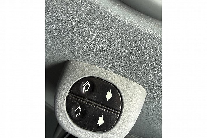 Ford Transit Kombi 300S 2.2 TDCi Ambiente 9 PERSOONS, AIRCO, CRUISE CONTROLE, 6 BAK, INVALIDE LIFT ( GEEN GORDELS VOOR EEN ROLSTOEL VAST TE ZETTEN ERBIJ, DUS NIET GESCHIKT MEER IN NL) EXPORT!!!!