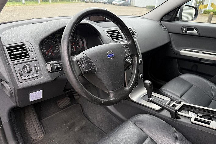 Volvo V50 2.4i Edition II , 100% DEALERONDERHOUDEN, LEER, AUTOMAAT, 170PK, NAVI, CRUISE CONTROLE, PDC, LM VELGEN, BOEKJES COMPLEET, EN VELE ANDERE OPTIES, 4x ELECTR RAMEN, ELECTR SPIEGELS, RIJDT EN SCHAKELT PERFECT,