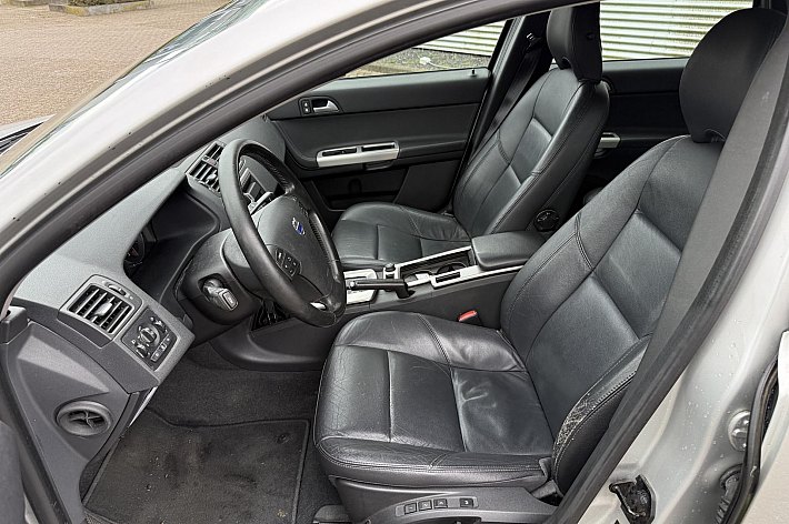 Volvo V50 2.4i Edition II , 100% DEALERONDERHOUDEN, LEER, AUTOMAAT, 170PK, NAVI, CRUISE CONTROLE, PDC, LM VELGEN, BOEKJES COMPLEET, EN VELE ANDERE OPTIES, 4x ELECTR RAMEN, ELECTR SPIEGELS, RIJDT EN SCHAKELT PERFECT,